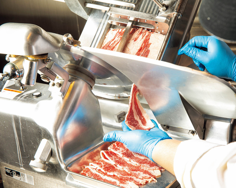 肉のヤマ牛は各店舗が精肉店のようにブロックで肉を仕入れ、肉の部位や状態を見極め、その肉が一番おいしくなるように、カットし、その日使う分だけをカット