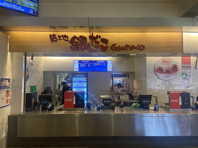 「築地銀だこ ドジャー・スタジアム店」行列の様子