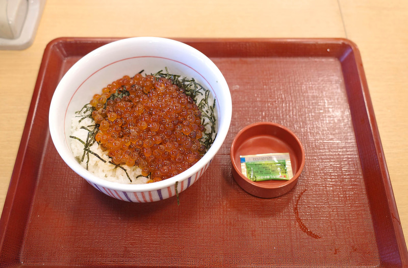「天然いくら丼」には袋入りのわさびがついてきます!