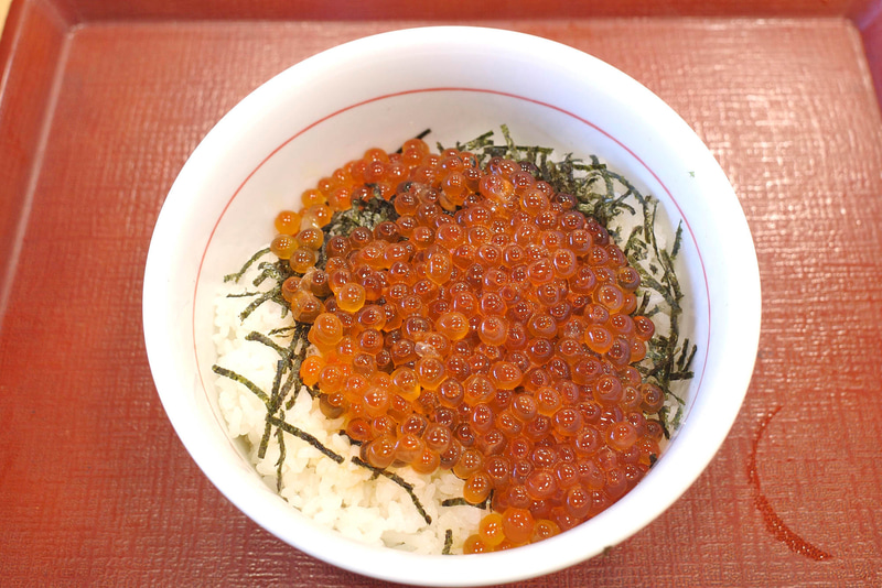 酢飯を覆い隠すように敷き詰められた天然いくらは粒の大きさ、量ともにグー!
