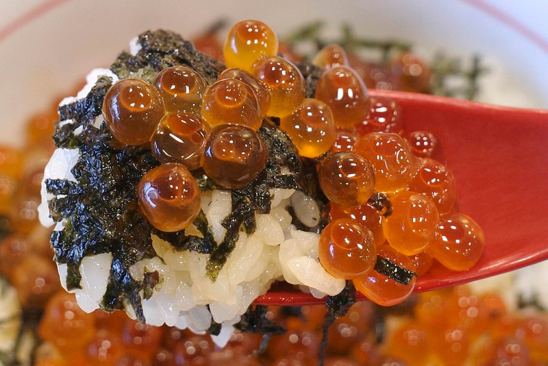 素材の持つ旨味、下味ともにディープな天然いくらは、当然のごとく海苔を乗せた酢飯と相性抜群!