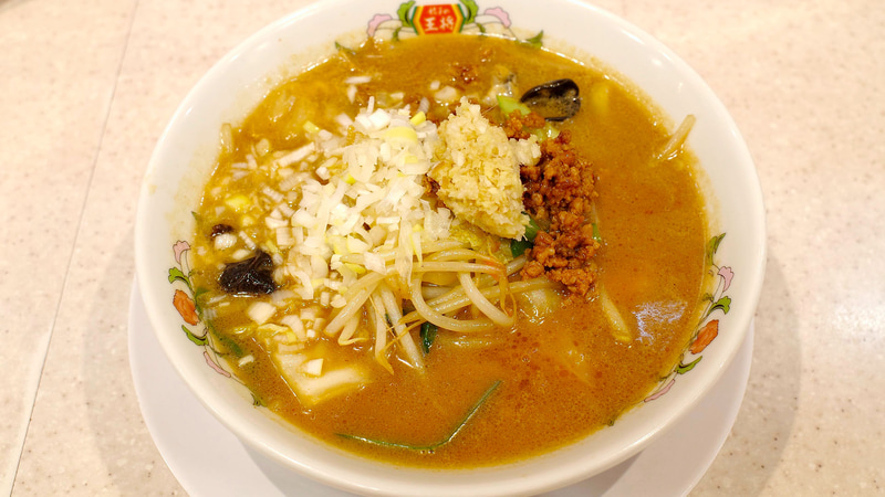 「辣菜麺(ラーサイメン)」は、兎にも角にも刻みねぎ、生姜の絵力が強め!