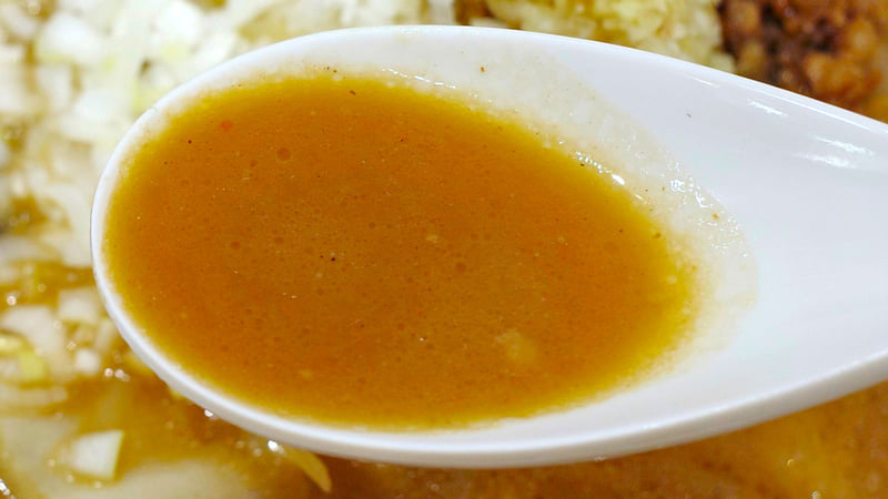 スープは味噌と出汁の味が互いを引き立て合っているものの、肝心の四川山椒と香味辣油の主張がほとんど感じられず、味のインパクトはイマイチ!