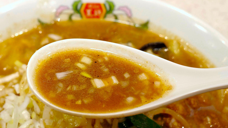 そのままでは味がボヤけていた味噌スープですが、刻みねぎ、生姜、そぼろを混ぜ込むことで味の印象が瞬時に好転することに思わずにっこり!