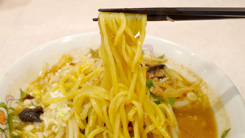 麺は絶妙なコシが感じられる上に、即座に辛ウマなスープが馴染んでウマウマ!