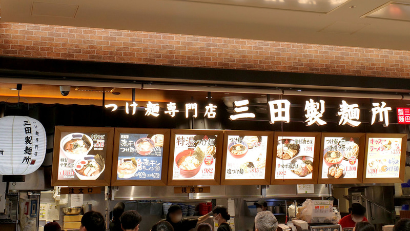 フードコート内店舗では他のメニューパネルと混同してしまいそうなほど、「めっちゃ煮干しラーメン」「濃厚煮干しつけ麺」のアピールは控えめ