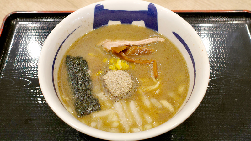 「めっちゃ煮干しラーメン」は、兎にも角にもスープと煮干し粉から漂う煮干しの香りの存在感がビッグ!