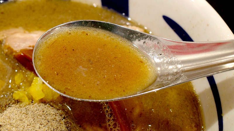 スープは塩気、煮干しの旨味がバランス良く調和しているのが好印象!