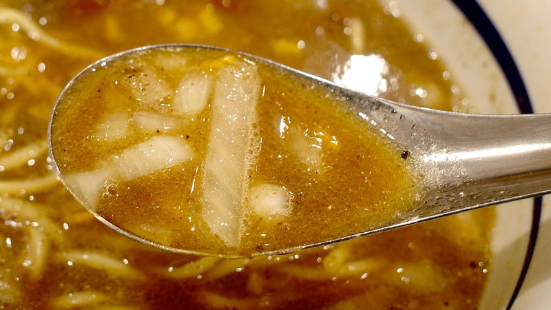 スープに煮干し粉、柚子、生玉ねぎを加えることで旨味と爽快感がマシマシに!