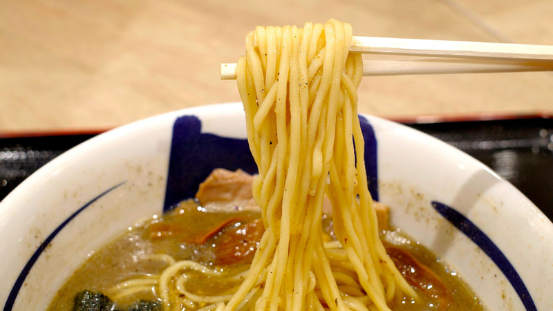 麺はハリが強く、シャープな旨味が癖になる煮干しスープとの相性もグッド!