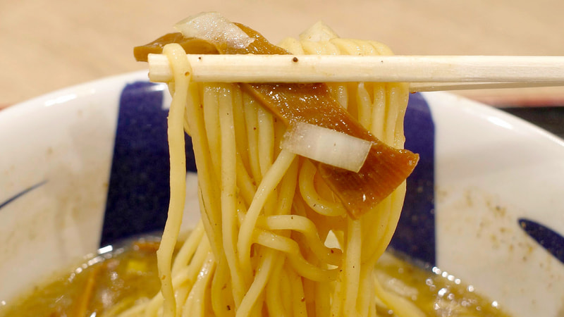 麺にメンマ、生玉ねぎをまとわせながらほおばってFINISH!