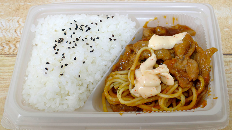 唐辛子マヨネーズを豚焼肉とパスタ目掛けて投下!