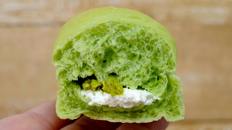 「狭山茶使用クリーム＆ホイップのちぎりパン」は、パン生地、狭山茶使用クリームから緑茶独特の風味が感じられる上に、ホイップクリームのおかげで緑茶のビター感も適度に和らいでウマウマ!