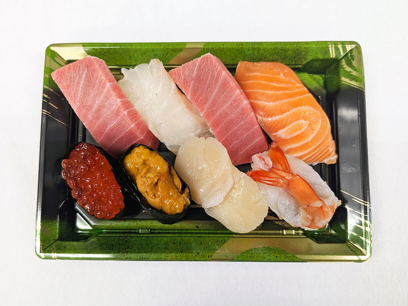 11月9日(日)限定「本まぐろ中とろ入り寿司盛合せ」1パック8貫入り　1,000円(税込)