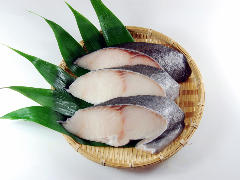 「冷凍 銀だら切身」　100g当たり通常300円のところ250円(税込)