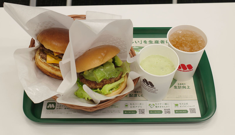 試食出来たのは左から「『モスの匠味』黒毛和牛のダブルチーズバーガー」、「アボカドバーガー」、「ブロッコリーとじゃがいものポタージュ」、「ぶどうとりんごのスパークリングサングリア＜ノンアルコール＞」の4品