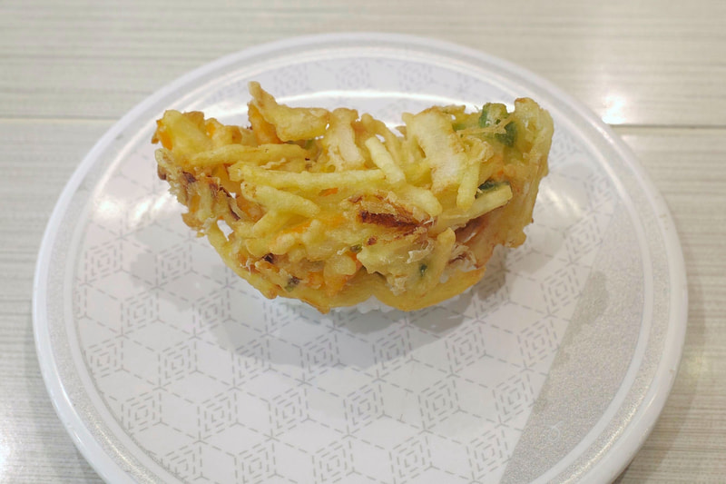 「特大5種野菜のかき揚げ握り」は、特大5種野菜のかき揚げが酢飯を覆い隠さんばかりにメガサイズ!