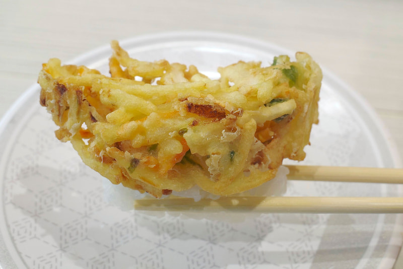 「特大5種野菜のかき揚げ握り」は、酢飯と合わせることでかき揚げからにじみ出る脂っこさが適度に和らぎ、玉ねぎ、人参、さつまいも、じゃがいも、いんげんの素材感も満喫出来てウマー!