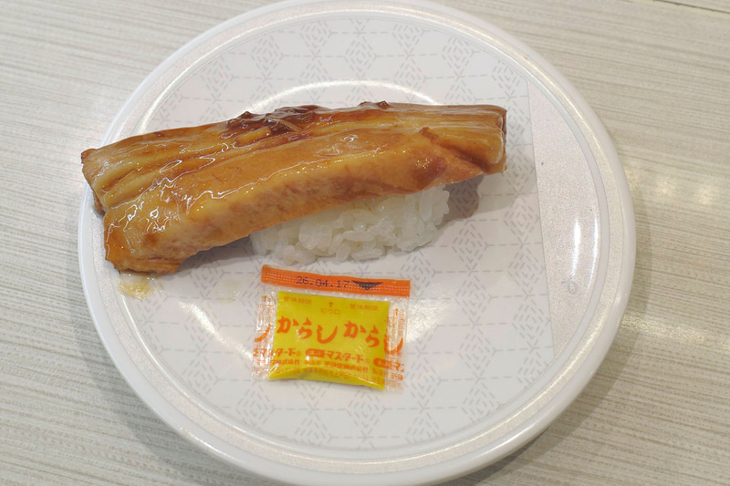 「大判豚角煮握り からし付き」は、兎にも角にも大判豚角煮の絵力の強さにノックアウト寸前!