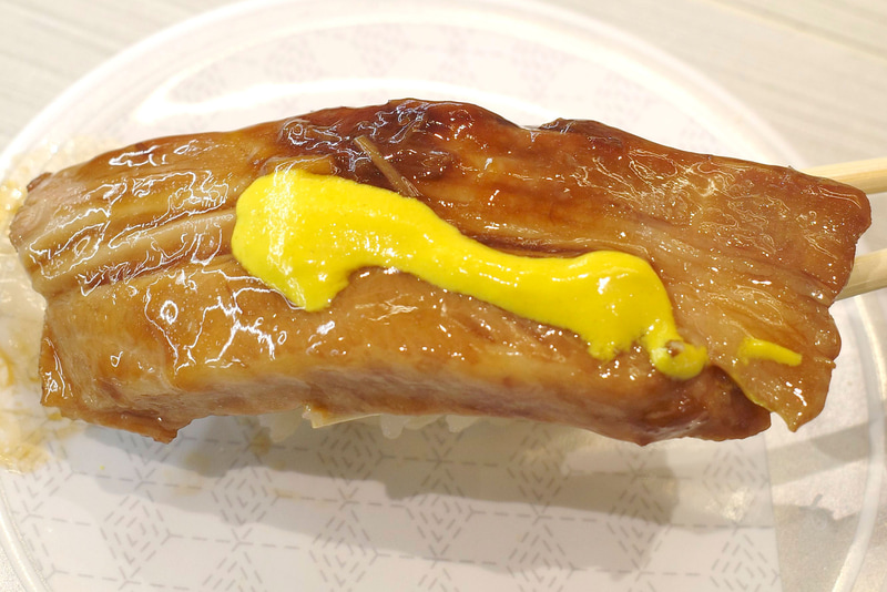 「大判豚角煮握り からし付き」は、タレの味付け、豚肉の旨味ともに濃厚な大判豚角煮に、辛味が非常に強いからし、絶妙な酸っぱさがあと引く酢飯が交差してウマウマ!