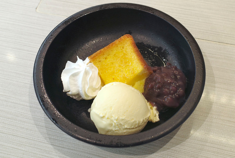 「あんバターフレンチトースト(バニラアイス添え)」にはフレンチトースト、粒あん、生クリーム、バニラアイスクリームが盛り合わせになっています!