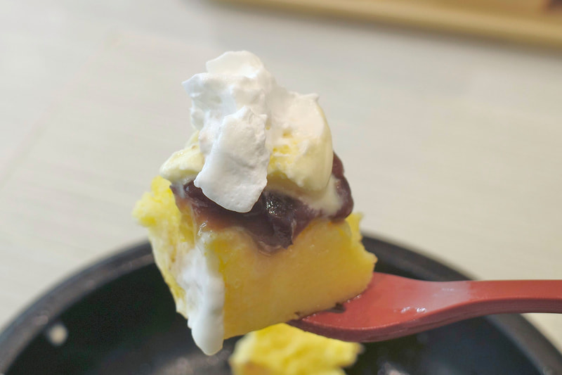 「あんバターフレンチトースト(バニラアイス添え)」は、フレンチトーストが思いのほかライトな味わいなので、最初からトッピング全部乗せで堪能するのが正解!