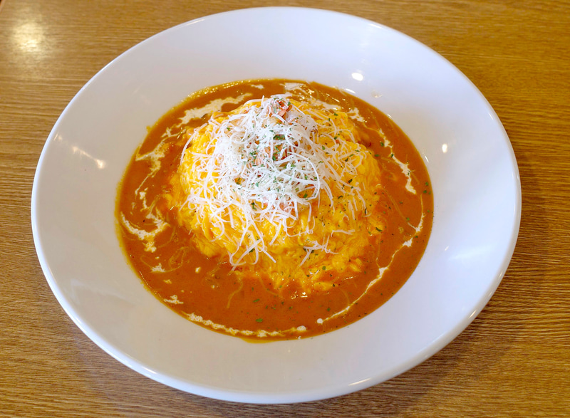 「炙り赤海老のふわとろオムライス～濃厚ビスクソース～」は、グラナパダーノチーズでデコレーションした炙り赤海老、ふわとろオムライス、ビスクソースに至るまで中々ボリューミー!