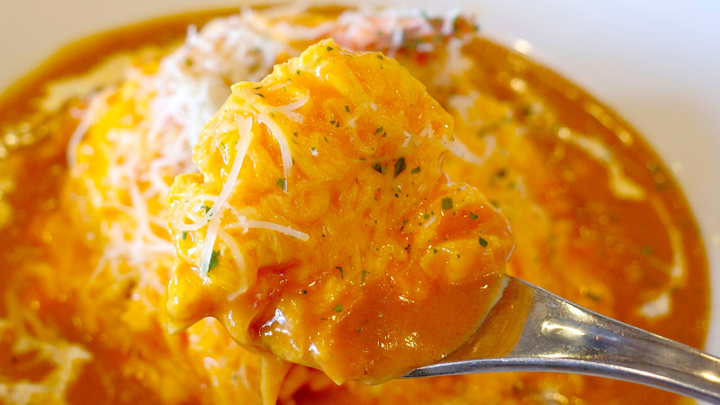 ふわとろオムライスは、兎にも角にも「茜美人」の素材の良さに感動し、卵に包まれたケチャップライス、脇を固めるビスクソースともマッチしてメチャウマ!