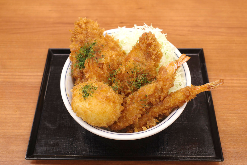 「タレカツ丼」は、ご飯の姿を覆い隠さんばかりのフライの絵力がパワフル!