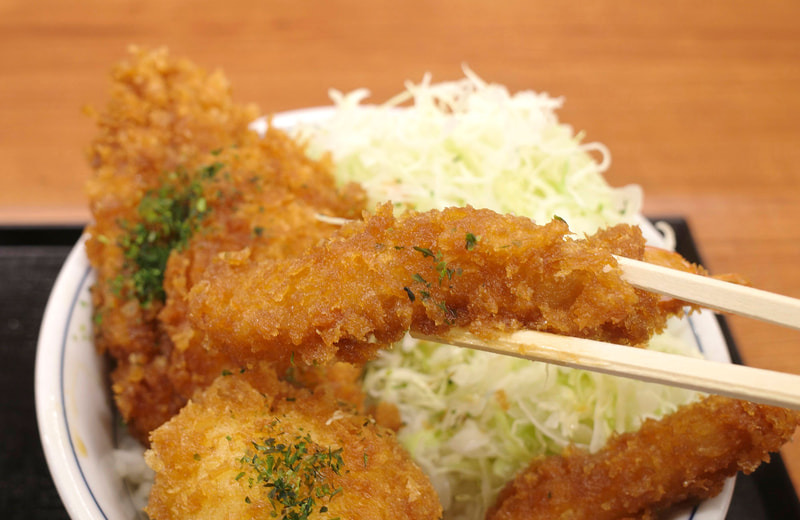 海老フライは甘味豊かなタレが衣だけではなく、海老にも馴染んで即ご飯が恋しくなります!