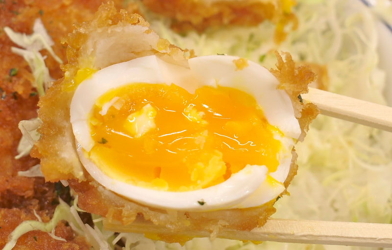 半熟たまごフライの中に潜む黄身はこだわりのラーメン店で出てくるような味玉の如く、絶妙なレア感を維持していて味もグー!