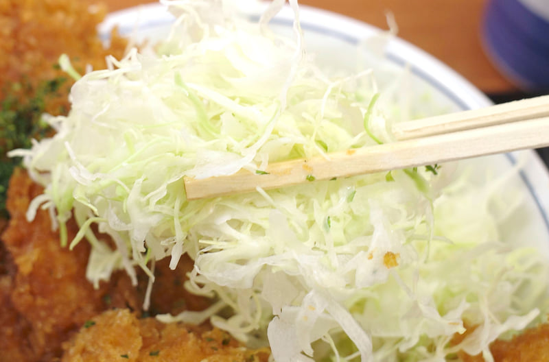 付け合わせの千切りキャベツを平らげてFINISH!