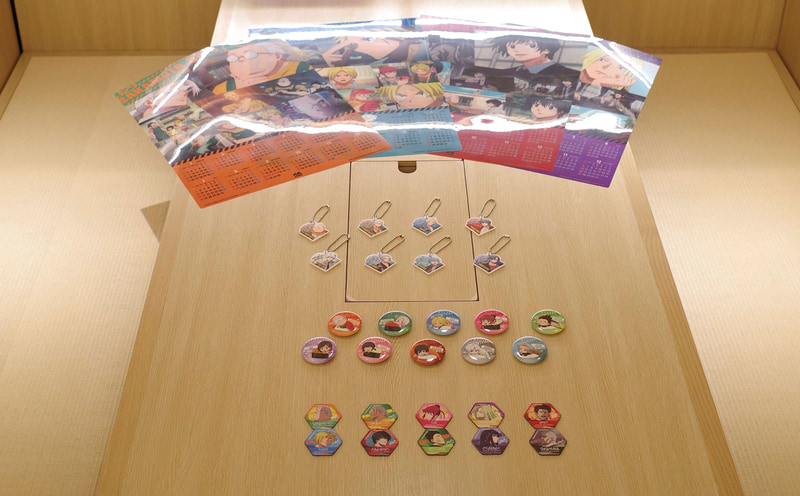 「くら寿司」では「SAKAMOTO DAYS」コラボキャンペーンを10月31日から開催しています。「『ビッくらポン!』で当たる!くら寿司×『SAKAMOTO DAYS』オリジナルグッズ」(10月31日～11月27日まで)と、2,500円の会計ごとにオリジナルグッズがもらえる「くら寿司×『SAKAMOTO DAYS』オリジナルグッズプレゼントキャンペーン」(10月31日から第一弾、11月14日から第二弾)の二本立て。試食会場ではノベルティサンプルが展示されていました