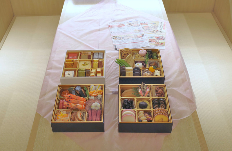 試食会場では「スイーツおせち」税込3,980円、「和風三段重(3人前)」税込20,000円(くら寿司お食事券2,000円分付き。11月30日までの注文で2,000円引き)も紹介。ネット予約受付の締め切りは12月23日、到着日は冷凍おせち(豪華新春セット、スイーツおせち、和風三段重)が12月30日(火)、冷蔵おせち(豪華三段重)が12月31日(水)です