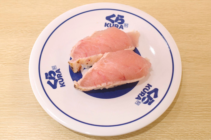 「炭火焼 まぐろたたき」は、水っぽさが気になりやすいびんちょうまぐろに軽く火を通したことで、身がぷりっと引き締まっています