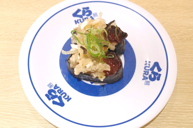 「ふぐ皮ポン酢」は、軍艦からあふれ出そうなくらいにふぐの皮がモリモリ!