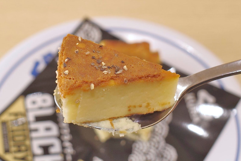 「ブラックペッパーバスクチーズケーキ」は、チーズの持ち味、甘味が濃厚なバスクチーズケーキに、胡椒の辛味が合わさることで寿司との相性も上々!