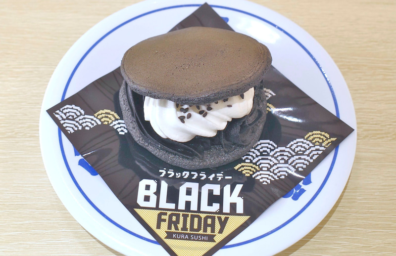 「黒ごま パンダどら焼き」は、ブラックフライデーメニューらしい佇まいとパンダを連想する色味を兼ね備えています!