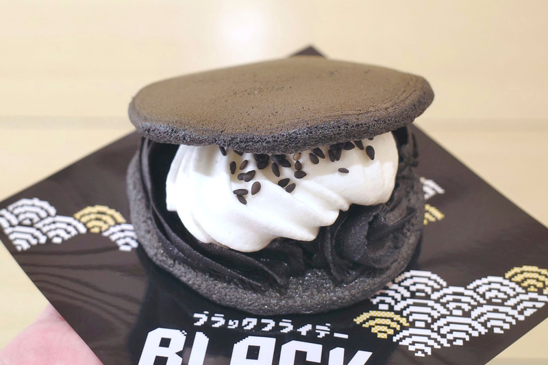 「黒ごま パンダどら焼き」は、備長炭を練り込んだ黒いどら焼き生地、黒ごまの色と味が活きた黒ごまあんとあわせて円やかなホイップクリームのおかげで、スイーツメニューとしても素直にメチャウマ!