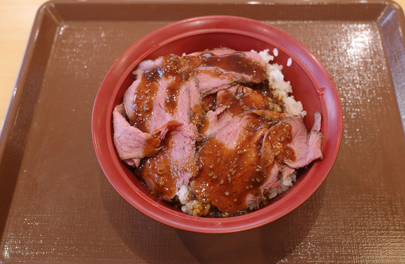 「ローストビーフ丼」のビジュアルは貧弱感なし!