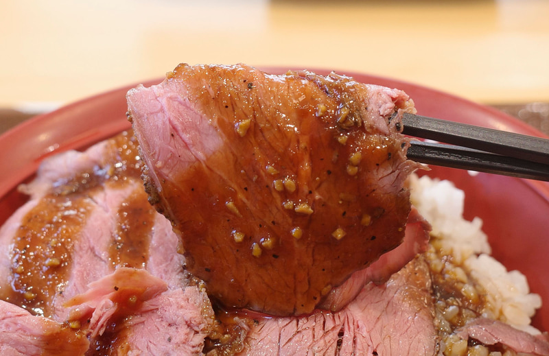 ローストビーフは牛肉の持つ素材の力はもちろんのこと、特製の醤油ダレ、胡椒の効き具合も良好で旨し!