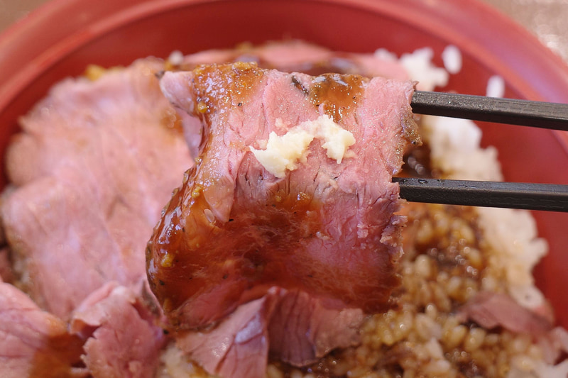 ローストビーフに鋭い辛味が主張するホースラディッシュを追加すれば、よりご飯が恋しくなります!