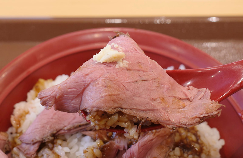 「ローストビーフ丼」は、特製の醤油ダレ、胡椒、ホースラディッシュがかかったローストビーフを、ご飯が優しく受け止めてウマウマ!
