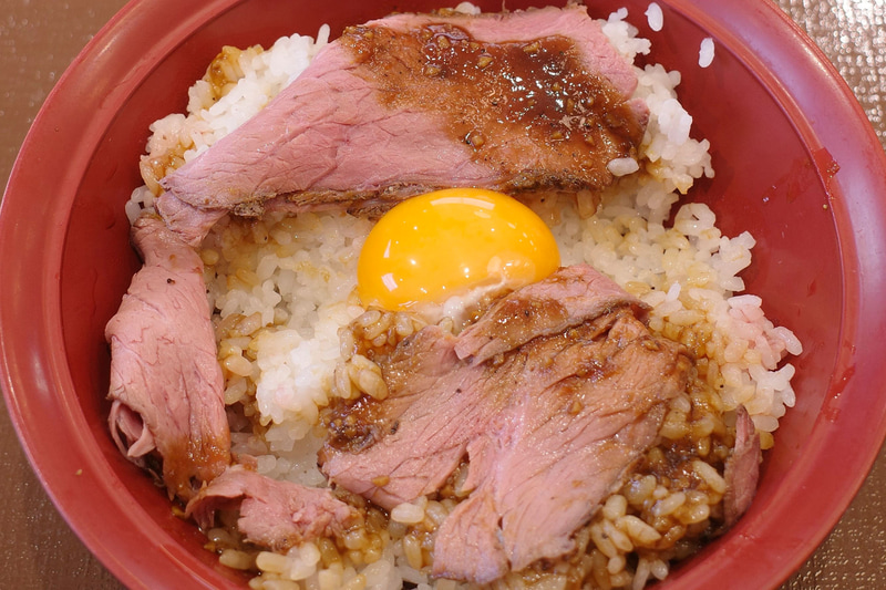 「ローストビーフ丼」に卵黄を投下したら食事もフィナーレへ!