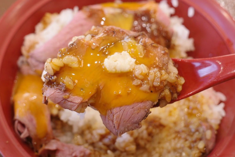 卵黄を投じると、ローストビーフとご飯との一体感がマシマシになったことを実感しながらFINISH!