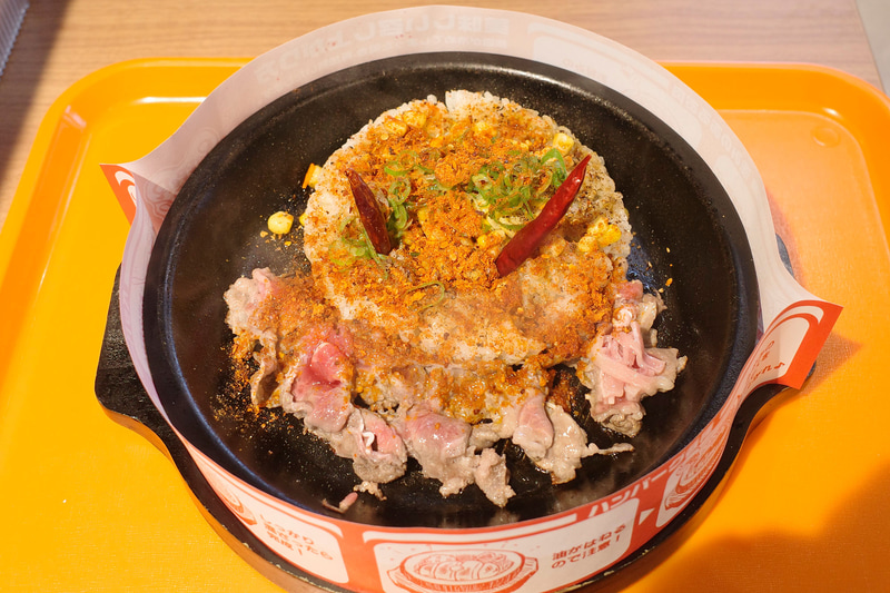 「鬼痺ペッパーライス(二角)」は、二角の名にちなんで唐辛子が二本刺さっているだけではなく、一角版と比べて辛味もUPしているとのこと