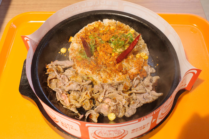 鉄皿で焼き上げて牛肉からレア感が消えたら食事開始!