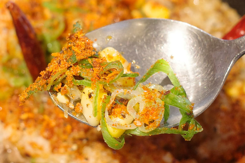 青ねぎとコーンにはガッツリガーリックチップと赤唐辛子が振りかけられています!