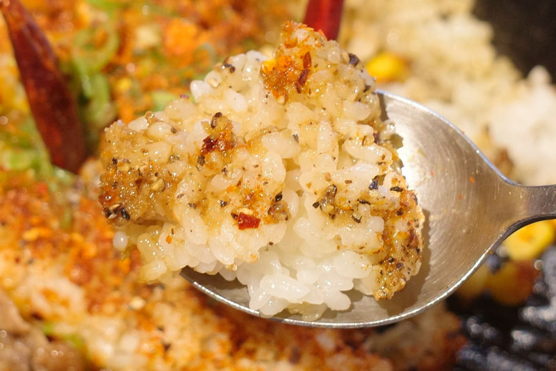 ペッパーライスには花椒を使用したオイルの辛味が効いてメチャ辛!