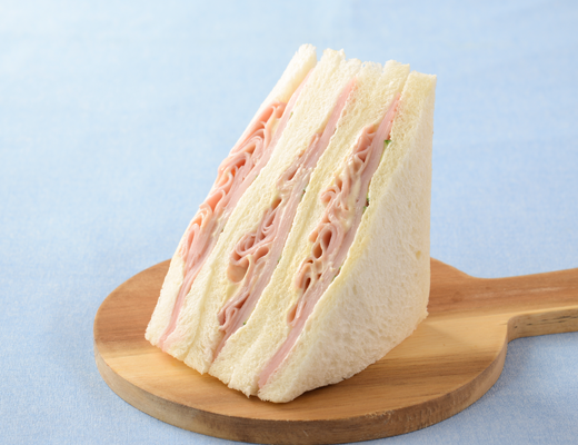 「盛りすぎ！ハムサンド」(税込343円)